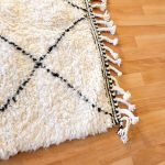 alfombra de lana d 102 x 154 cm alfombra beniourain blanca con rombos negros