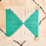 Banqueta de madera con tejido a mano