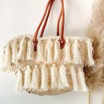bolso cesta de doum con flecos blancos 1