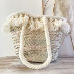 bolso cesta de doum con flecos blancos 2