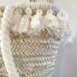 bolso cesta de doum con flecos blancos 2