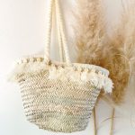 bolso cesta de doum con flecos blancos 2