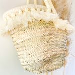 bolso cesta de doum con flecos blancos 2