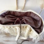 bolso cesta de doum con flecos blancos 2