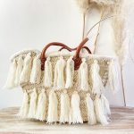 bolso cesta de doum con flecos blancos 1