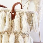 bolso cesta de doum con flecos blancos 1