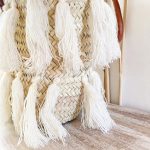 bolso cesta de doum con flecos blancos 1