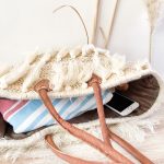 bolso cesta de doum con flecos blancos 1