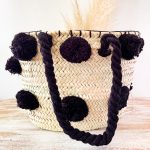 bolso cesta de doum con pompones negros