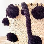bolso cesta de doum con pompones negros