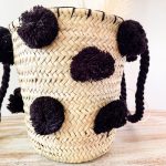 bolso cesta de doum con pompones negros