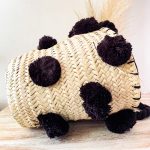 bolso cesta de doum con pompones negros