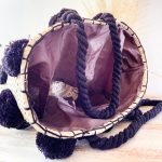 bolso cesta de doum con pompones negros