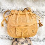 bolso-de-cuero-con-disenos-color-mostaza-2