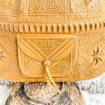 bolso-de-cuero-con-disenos-color-mostaza-3