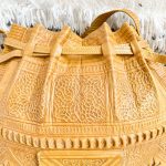bolso-de-cuero-con-disenos-color-mostaza-4