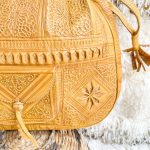 bolso-de-cuero-con-disenos-color-mostaza-5