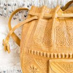 bolso-de-cuero-con-disenos-color-mostaza-6