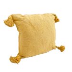 cojin-de-algodon-amarillo--con-pompones-amarillos-2