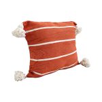 cojin-de-algodon-anaranjado-con-lineas-y-pompones-blancos-2