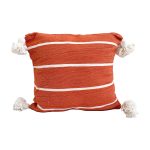 cojin-de-algodon-anaranjado-con-lineas-y-pompones-blancos-3