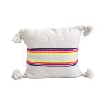 cojin-de-algodon-blanco-con-lineas-de-colores-y-pompones-blancos-1