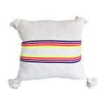 cojin-de-algodon-blanco-con-lineas-de-colores-y-pompones-blancos-3