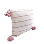 cojin-de-algodon-blanco-con-lineas-delgadas-y-pompones-rosados-2