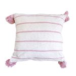 cojin-de-algodon-blanco-con-lineas-delgadas-y-pompones-rosados-3