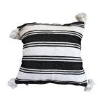 cojin-de-algodon-blanco-con-lineas-negras-y-pompones-blancos-1