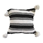 cojin-de-algodon-blanco-con-lineas-negras-y-pompones-blancos-3
