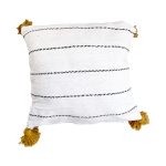 cojin-de-algodon-blanco-con-lineas-negras-y-pompones-en-color-mostaza-3