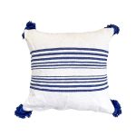 cojin-de-algodon-blanco-con-lineas-y-pompones-azules-2