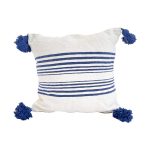 cojin-de-algodon-blanco-con-lineas-y-pompones-azules-3