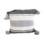 cojin-de-algodon-blanco-con-lineas-y-pompones-grises-1