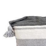 cojin-de-algodon-blanco-con-lineas-y-pompones-grises-2