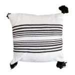cojin-de-algodon-blanco-con-lineas-y-pompones-negros-2-3