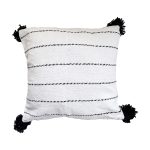 cojin-de-algodon-blanco-con-lineas-y-pompones-negros-3