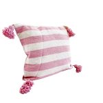 cojin-de-algodon-blanco-con-lineas-y-pompones-rosados-2