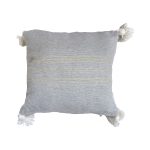 cojin-de-algodon-gris-con-lineas-doradas-y-pompones-blancos-1