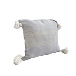 cojin-de-algodon-gris-con-lineas-doradas-y-pompones-blancos-2