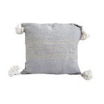 cojin-de-algodon-gris-con-lineas-doradas-y-pompones-blancos-3
