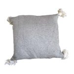 cojin-de-algodon-gris-con-pompones-blancos-3