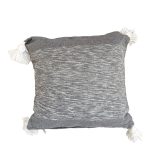cojin-de-algodon-gris-y-blanco-con-pompones-blancos-1