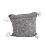 cojin-de-algodon-gris-y-blanco-con-pompones-blancos-3