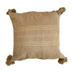 cojin-de-algodon-marron-con-lineas-doradas-y-pompones-marrones-1