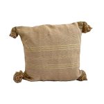 cojin-de-algodon-marron-con-lineas-doradas-y-pompones-marrones-3