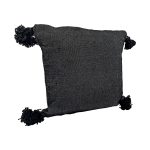 cojin-de-algodon-negro-con-pompones-negros-3