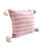 cojin-de-algodon-rosado-con-lineas-y-pompones-blancos-2