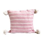 cojin-de-algodon-rosado-con-lineas-y-pompones-blancos-3